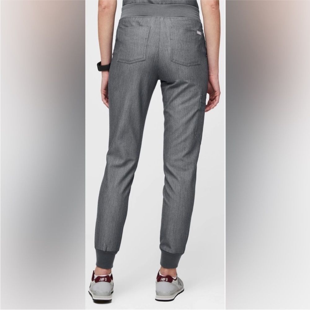 FIGS Zamora Jogger in Graphite - Picture 2 of 7